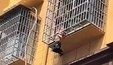 Criança fica presa com o corpo para fora da janela na China; veja vídeo
 (Reprodução/Record News -28.03)